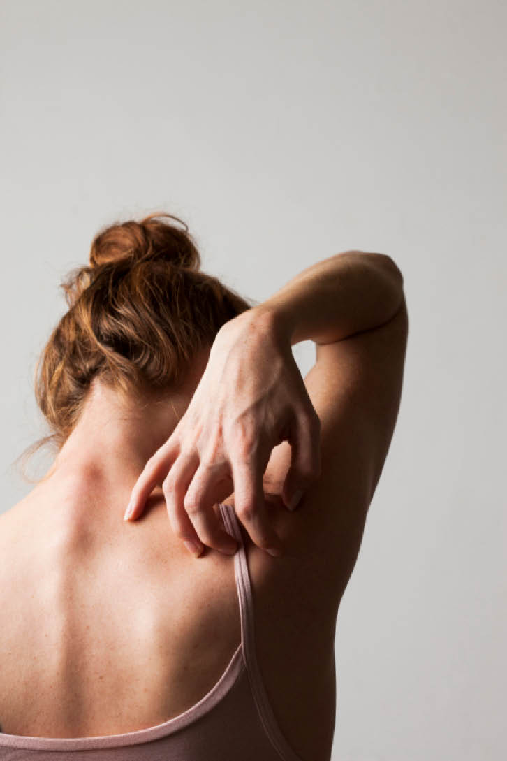 Femmes se grattant le dos
